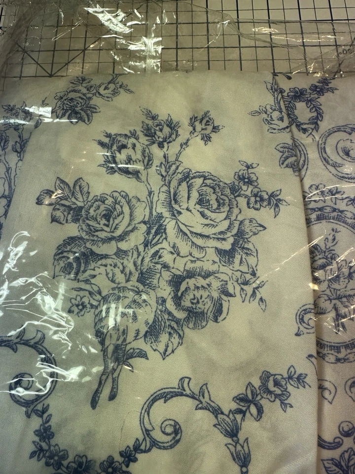 Volantes de polvo de celosía de glicinia azul  Foto 2 de 2