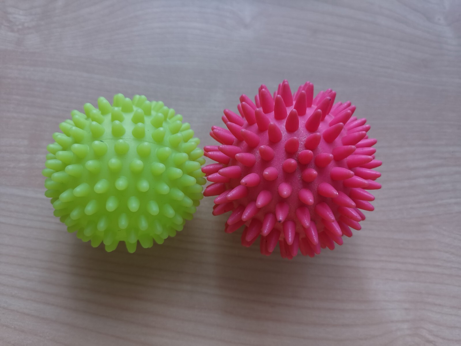 2 tolle neue Massagebälle, 6 cm DM und 8 cm DM, in hellgrün und pink