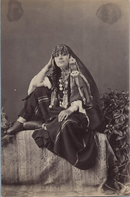 Jeune femme algérienne de la ville d'Alger, vers 1880-1900