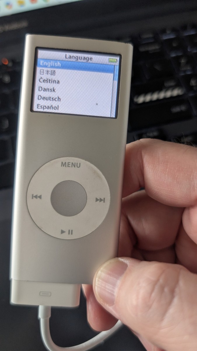 Apple iPod Nano (2nd Generation) Silver 4GB w/ all orig