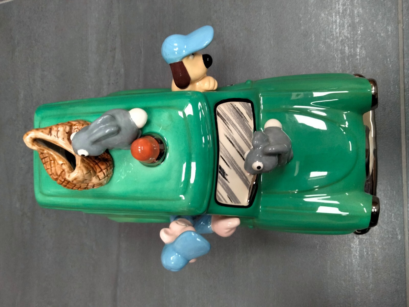 Border Fine Arts No. A6491 Wallace and Gromit Van money bank box