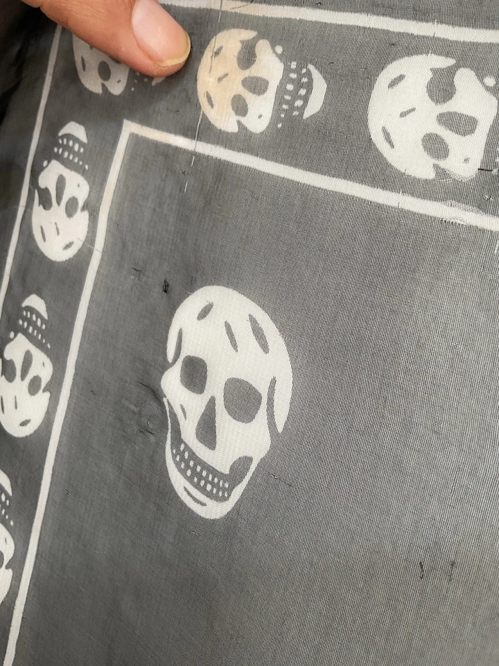 "Bufanda de seda negra Alexander McQueen con calaveras 38""/49"" GC Foto 4 de 4