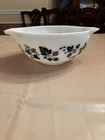 Pyrex 443 Blk/White Gooseberry 2.5 QT  Cinderella Mixing Bowl Great Condition