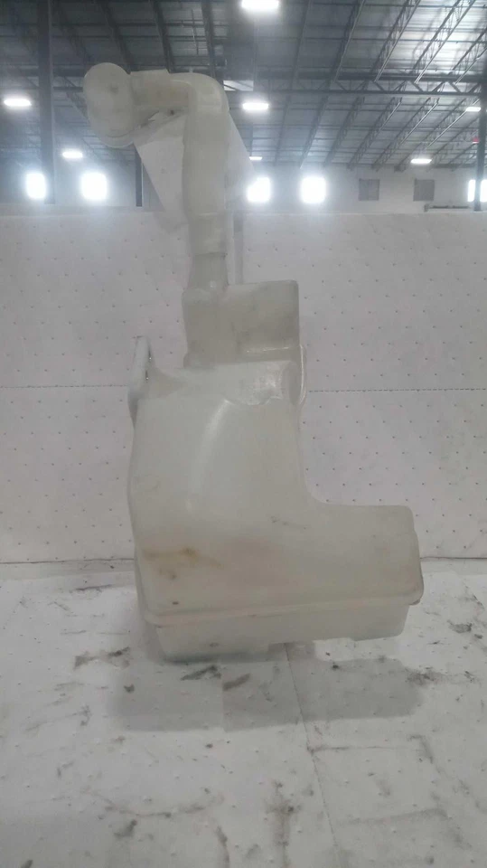 Used Washer Fluid Reservoir fits: 2015 Volkswagen Jetta  Grade A Foto 2 de 4