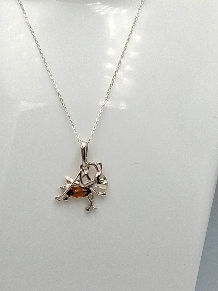 Ciondolo Grillo – Argento 925 & Ambra Naturale Ciondolo Grillo Argento - Immagine 4 di 4