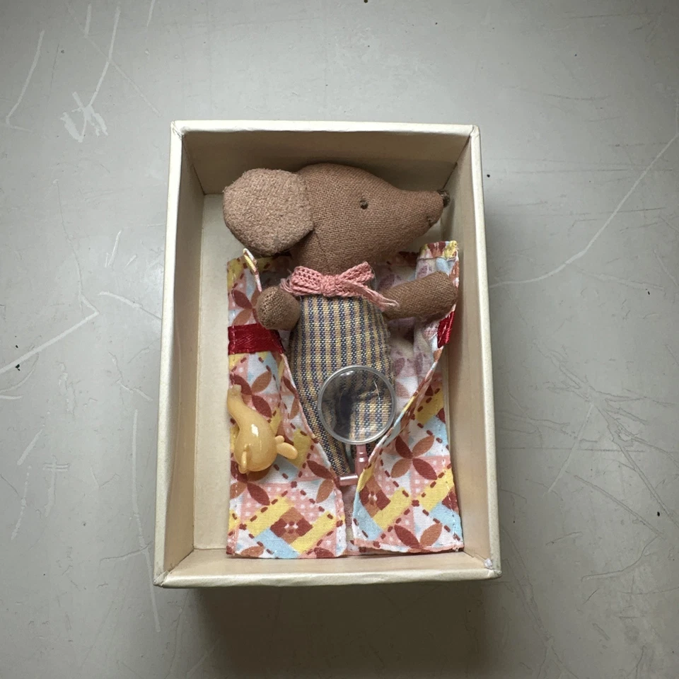 Maileg Sleepy/Wakey Baby Maus in einer Box Streichholzschachtel blau - Bild 4 von 4