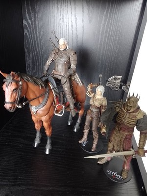 McFarlane The Witcher Figuren + Plötze (Pferd von Mythic Legions)