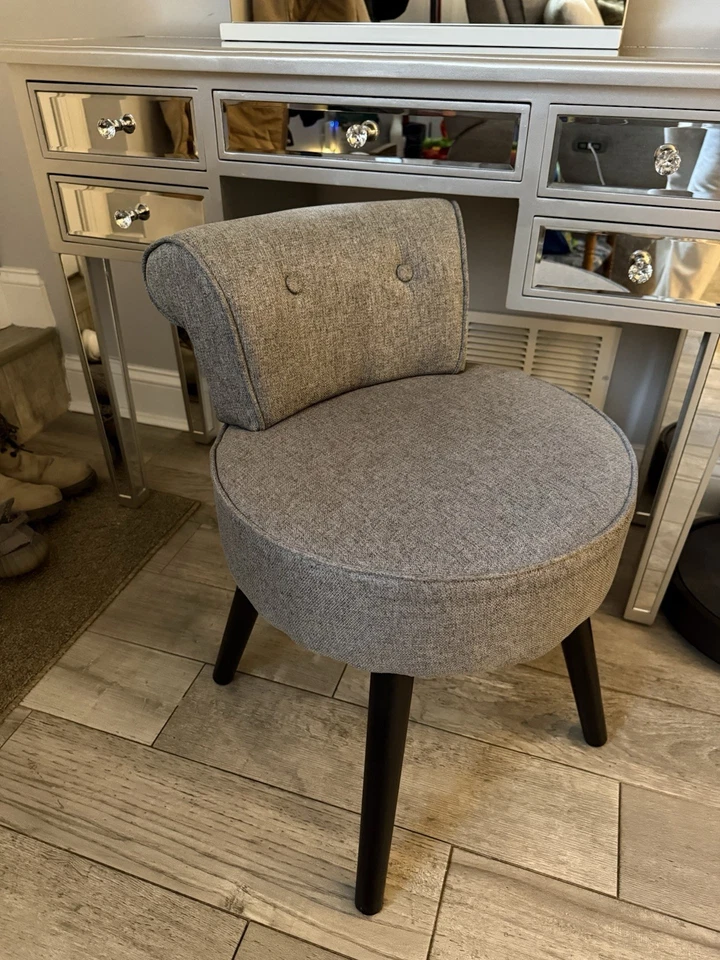 Tocador de Maquillaje Usado con Espejo y Asiento Iluminado Bluetooth - ¡Excelente Estado! Foto 4 de 4