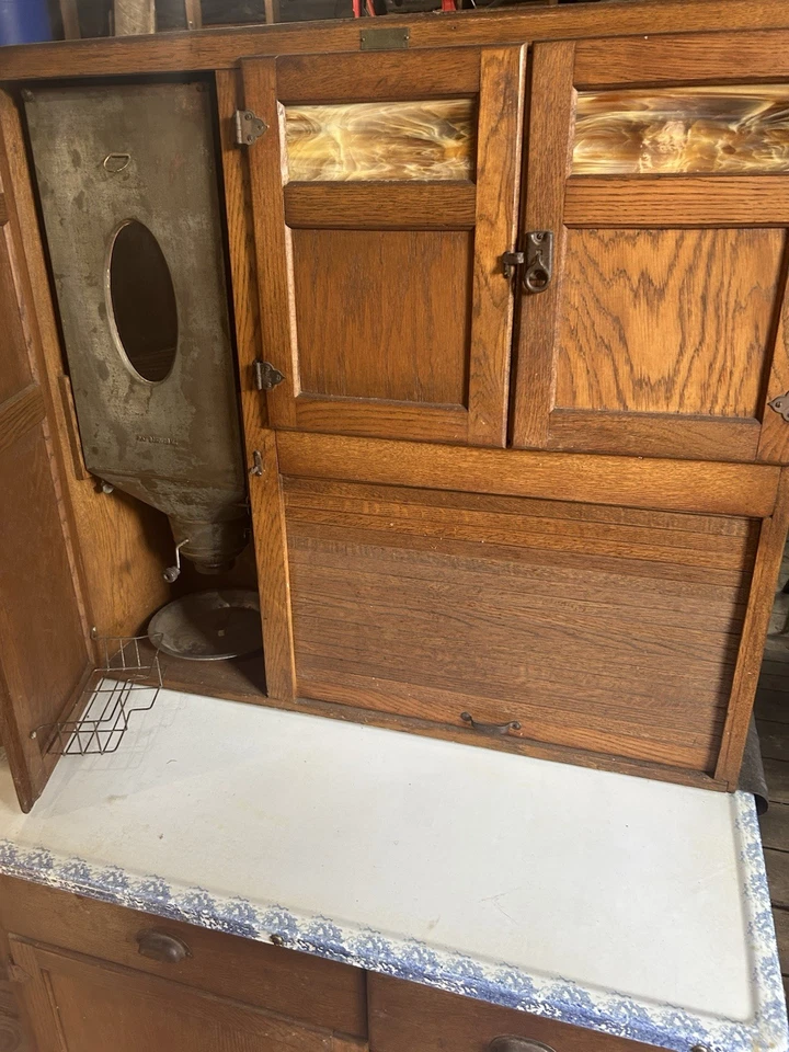 Antiguo gabinete de madera McDougall Hoosier de la década de 1920 con caja fuerte para pastel y tamiz de harina Foto 2 de 4