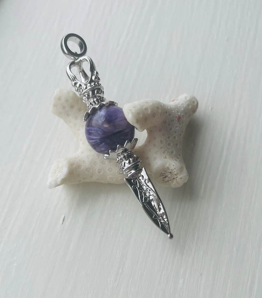 Dijes naturales Charoite Dorje Vajra Phurba, colgante Charoitew, cierre de latón Foto 4 de 4