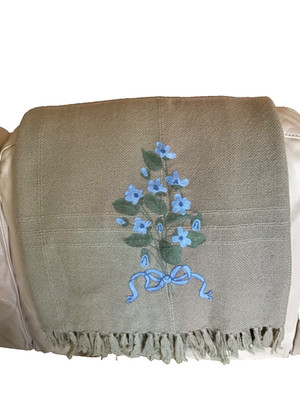BNWT THREE WEAVERS TEXAS 100% VIRGIN WOOL THROW BLANKET BEIGE FORGET ME NOT EMBR