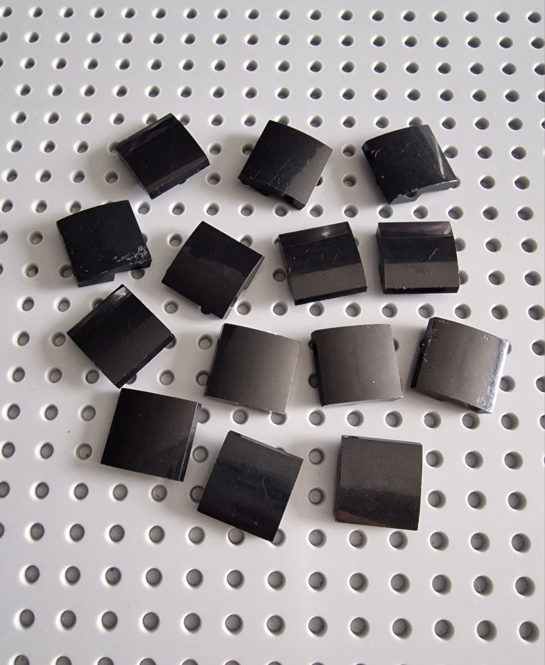 Lego Bogenstein Schrägstein Dachstein 2x2 Schwarz 15 Stück 15068 A299 - Bild 1 von 1