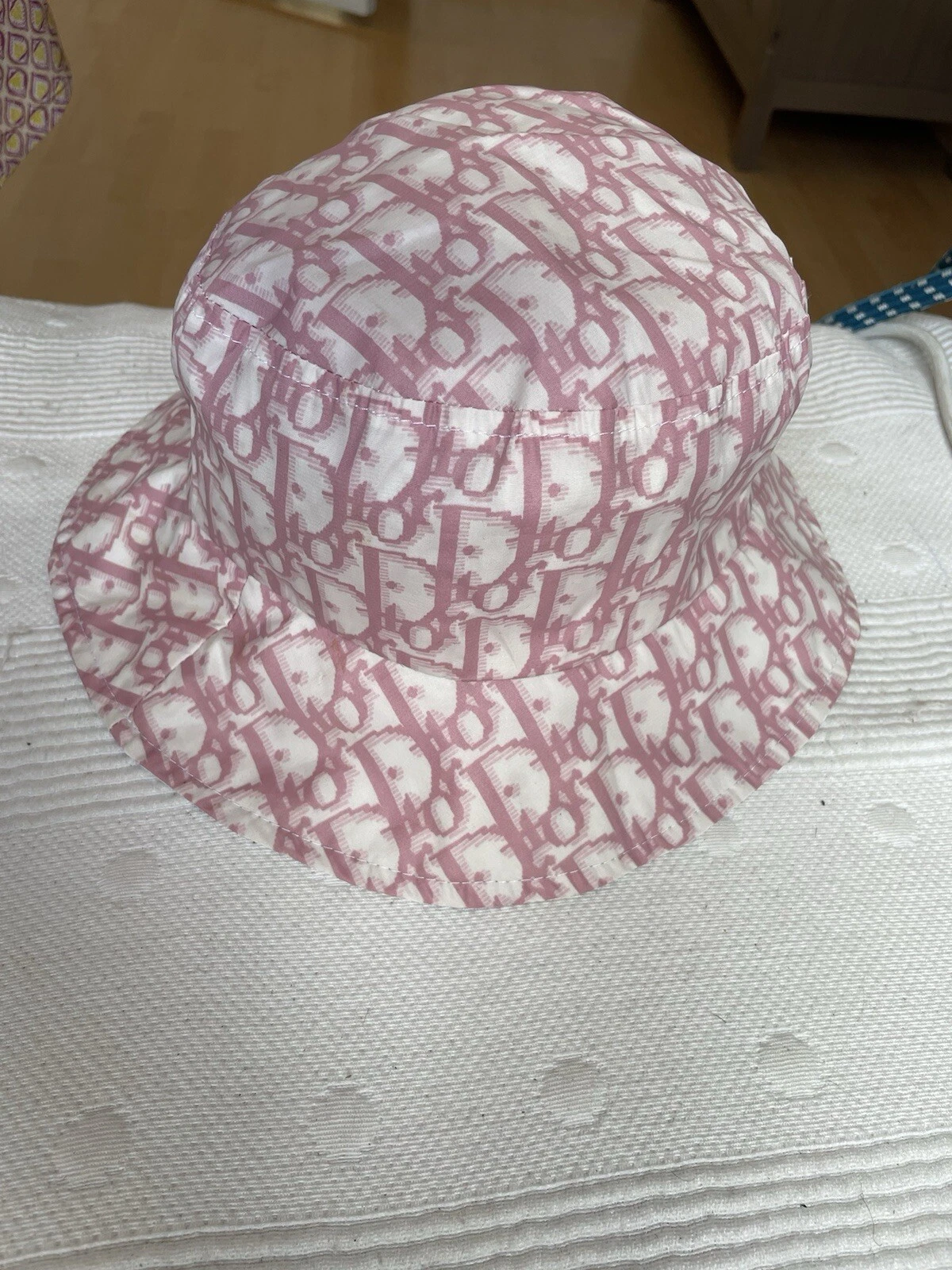 CHRISTIAN DIOR. Chapeaux Bob obliques monogramme. Rose. Vintage.