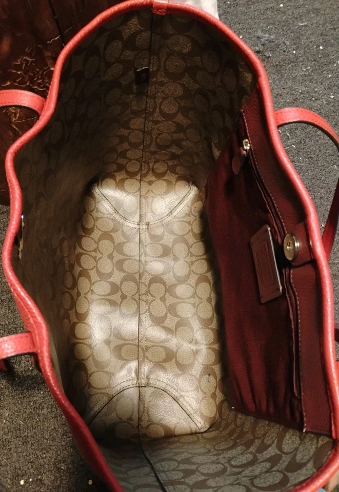 Bolso de Mano Disney X Coach City con Interior de Lona Signature y Motivo Reina Malvada Foto 4 de 4