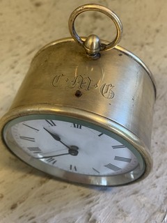 Antik Französisch? Schreibtisch oder Kutschenuhr im Trommelstil aus Messing