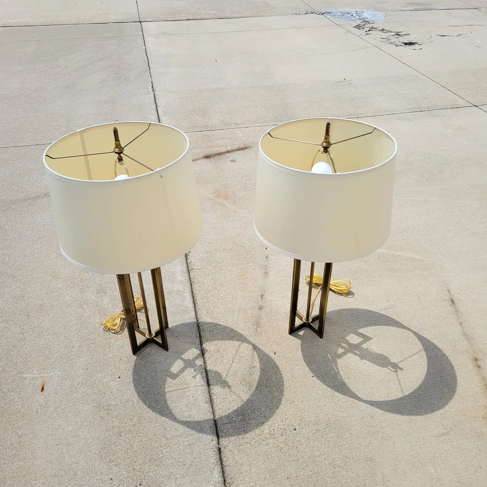 Пара высококачественных латунных модернистских ламп для восстановления оборудования оригинальные льняные абажуры для правосторонней стойки - Изображение 2 из 4