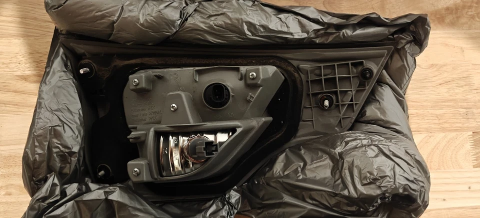 2014-16 TOYOTA HIGHLANDER INNER RIGHT TAIL LIGHT OEM Tail lamp 815800E050 - Image 4 of 4