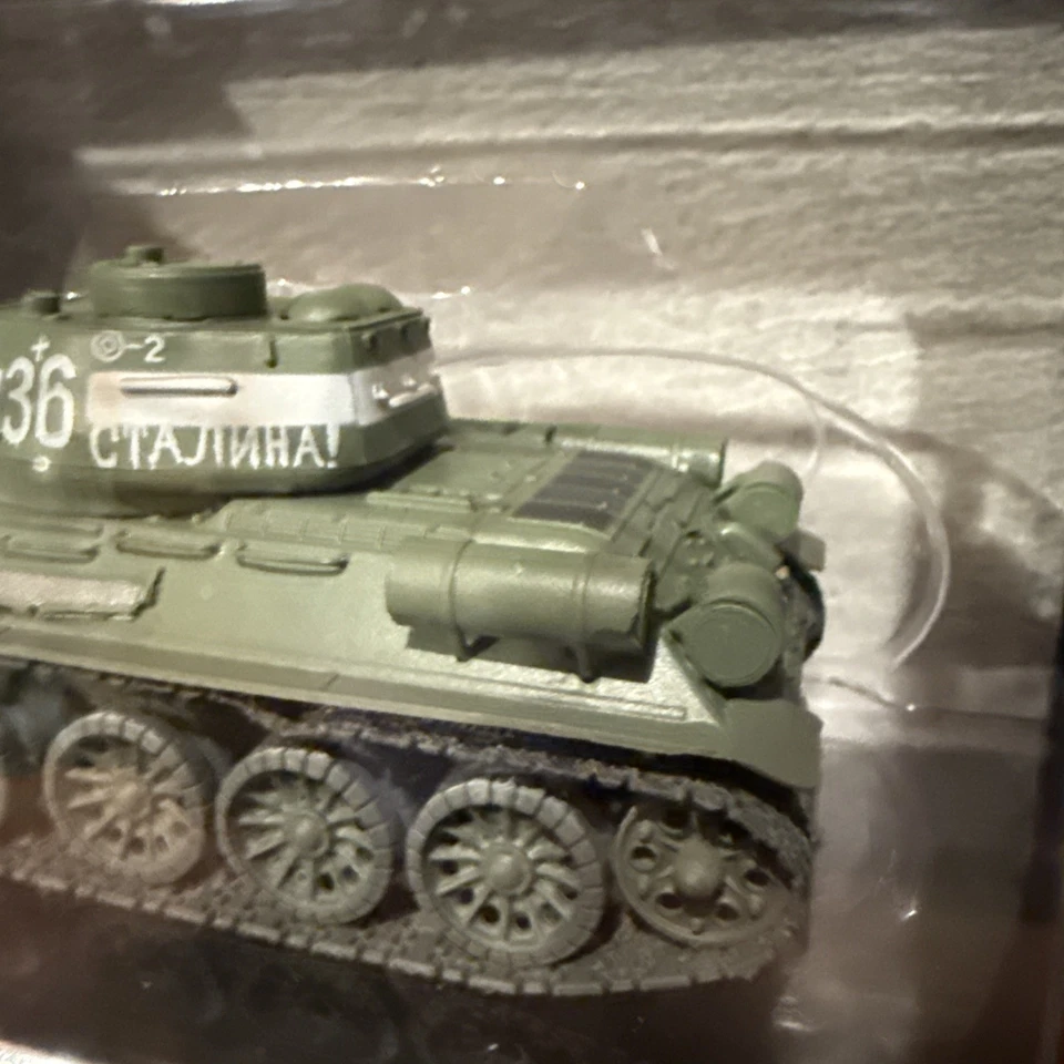 Easy Model WWII Russian Army T-34/85 Medium Tank 1/72 36270 - Image 4 of 4
