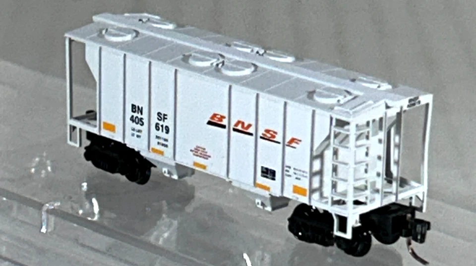 MICRO-TRAINS Z SC 2-BAY COVERED HOPPER CAR BNSF 53100302 - Image 2 of 3