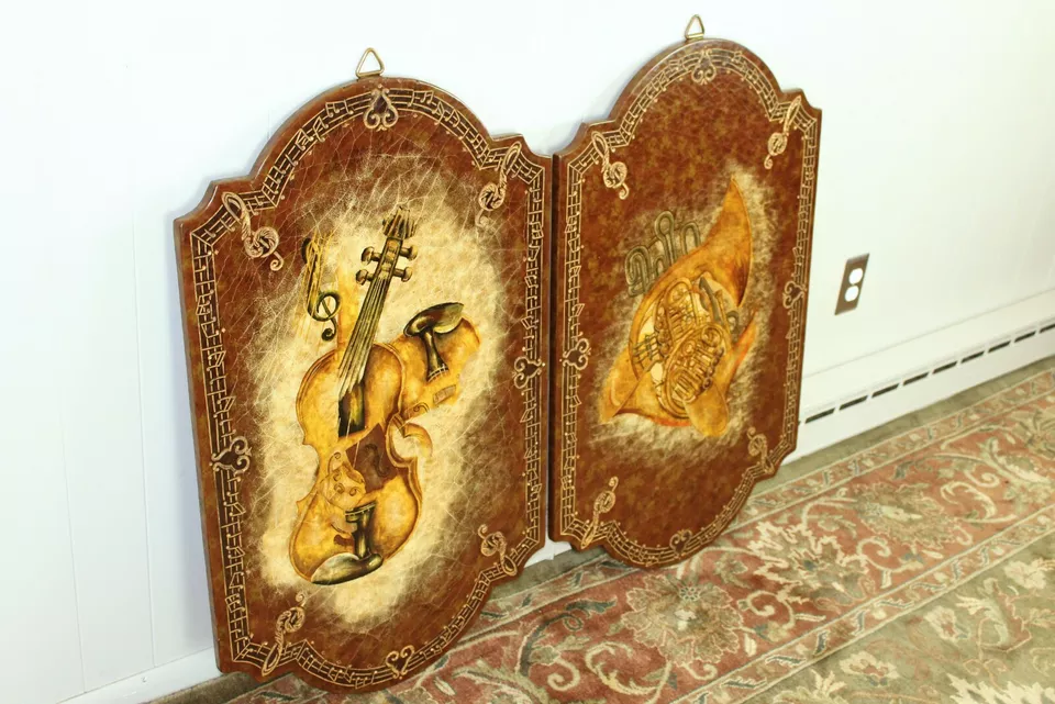 Par de placas de yeso pintadas a mano de 36" por Sarreid Ltd. Violín, corno francés, musical Foto 4 de 4
