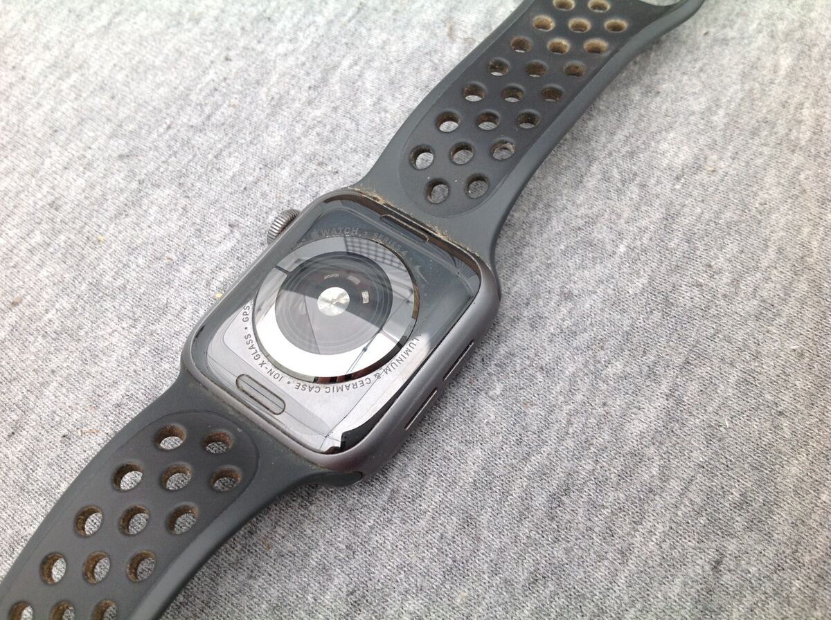 Apple Watch Series 4 Nike 40mm Aluminum & Ceramic Case 10NX Apple Watch Series 4 Nike 40mm Aluminum & Ceramic Case 10NX