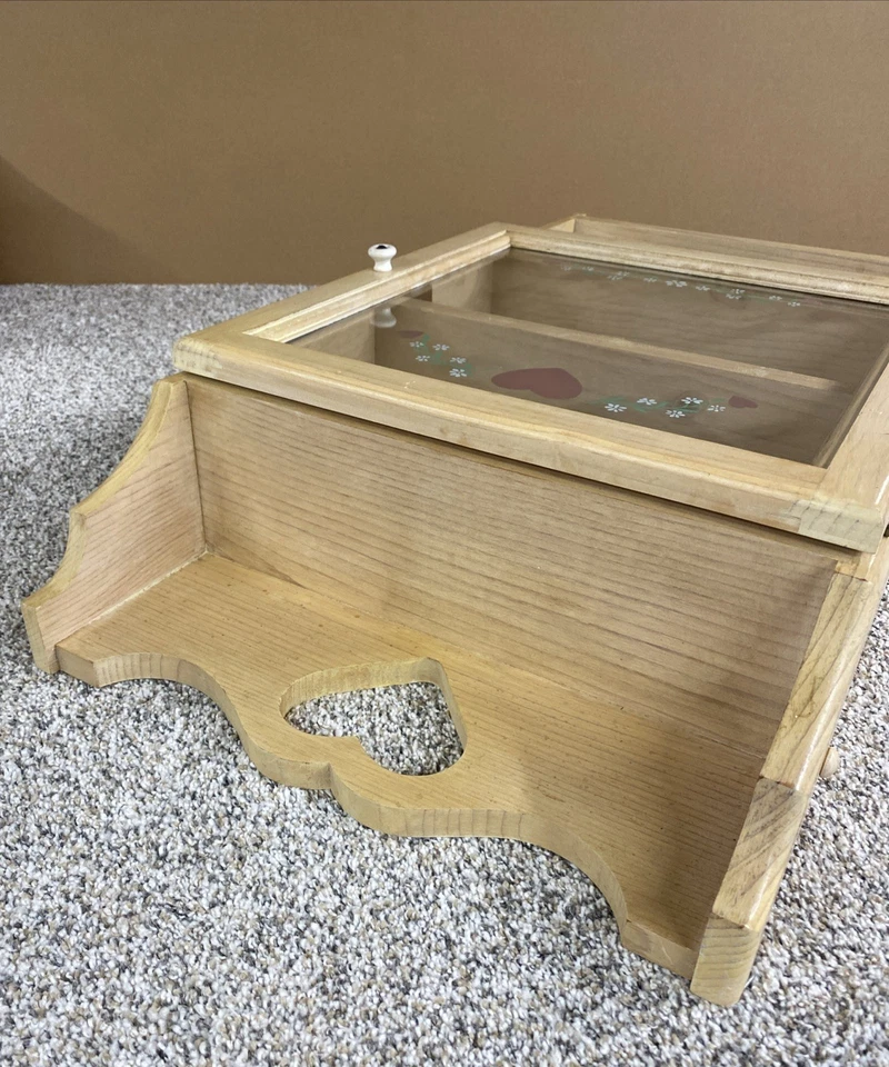 "Gabinete de pared vintage 1986 de madera con 4 estantes con puerta de vidrio recortado en corazón 30""" Foto 4 de 4