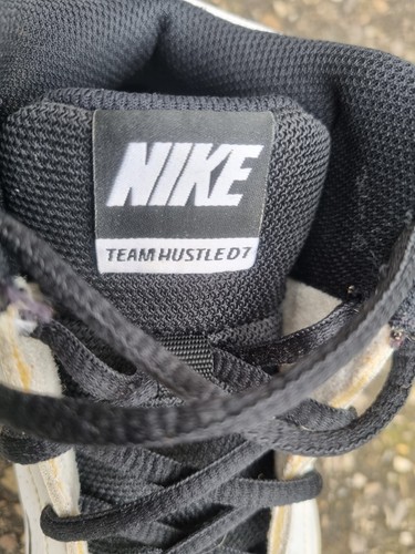 Nike Youth Team Hustle D7 Basketball Shoes Trainers White & Black 747999-101 - Picture 7 of 11