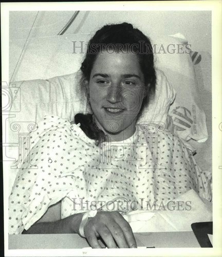 1991 Press Photo Beverly Schwartz, in hospital bed at the Albany Medical Center