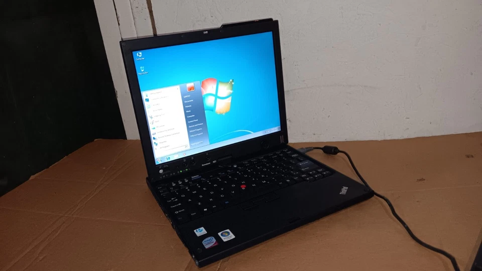 Tablet portátil Lenovo Thinkpad X61 con estación de acoplamiento Windows 7 pro 128 GB SSD Foto 3 de 4