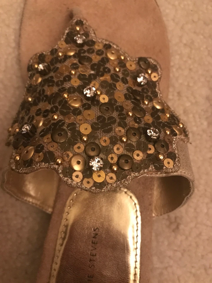 Valerie Stevens 女式天鹅金凉鞋 - 珠宝图案拖鞋,尺寸 7 M — 第 3/4 张图片