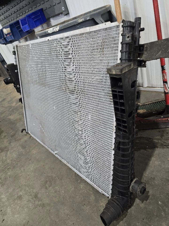 Radiador compatible con camioneta Ford F250SD 08-10 626855 Foto 3 de 4