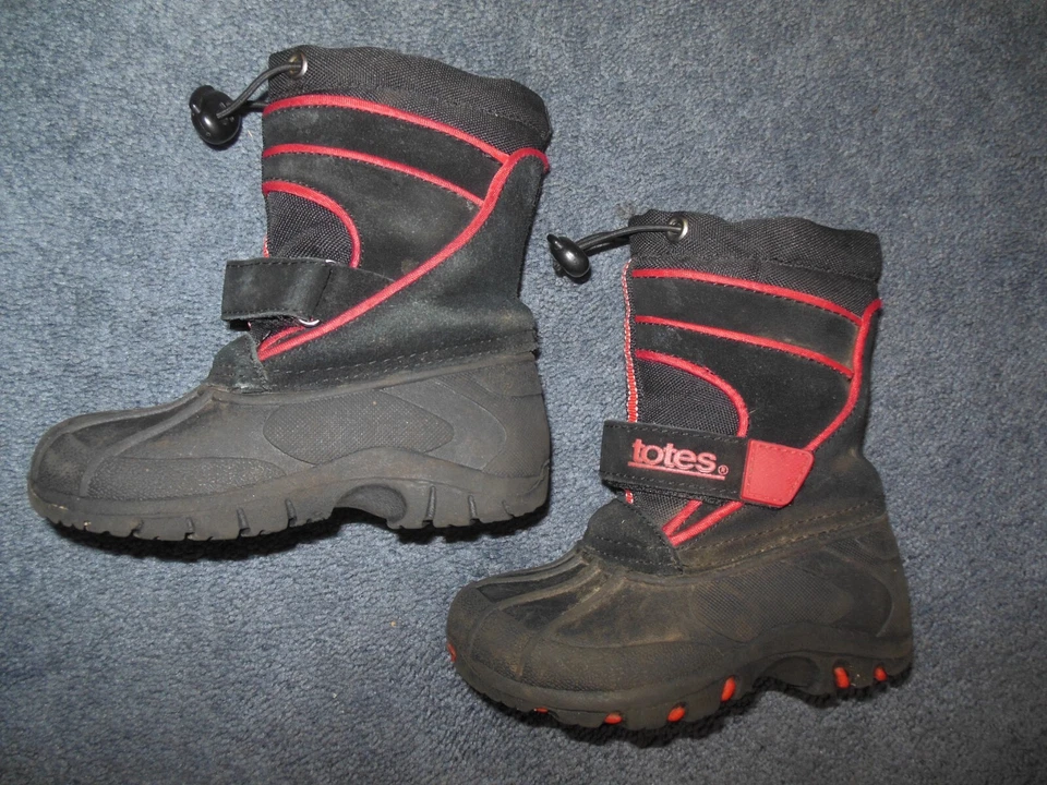 Botas de nieve Totes de invierno superiores talla 5 niño pequeño negras rojas cierre de correa Foto 2 de 2