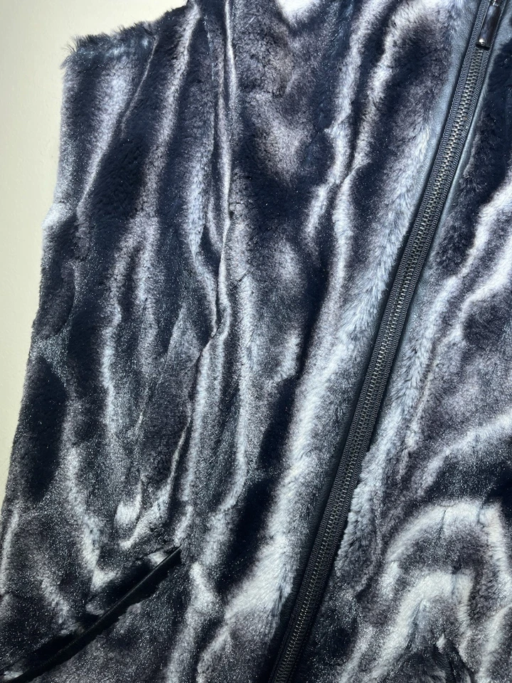 Style & co. Colete de pele sintética/suéter com zíper frontal com estampa de animais médio - Imagem 2 de 4