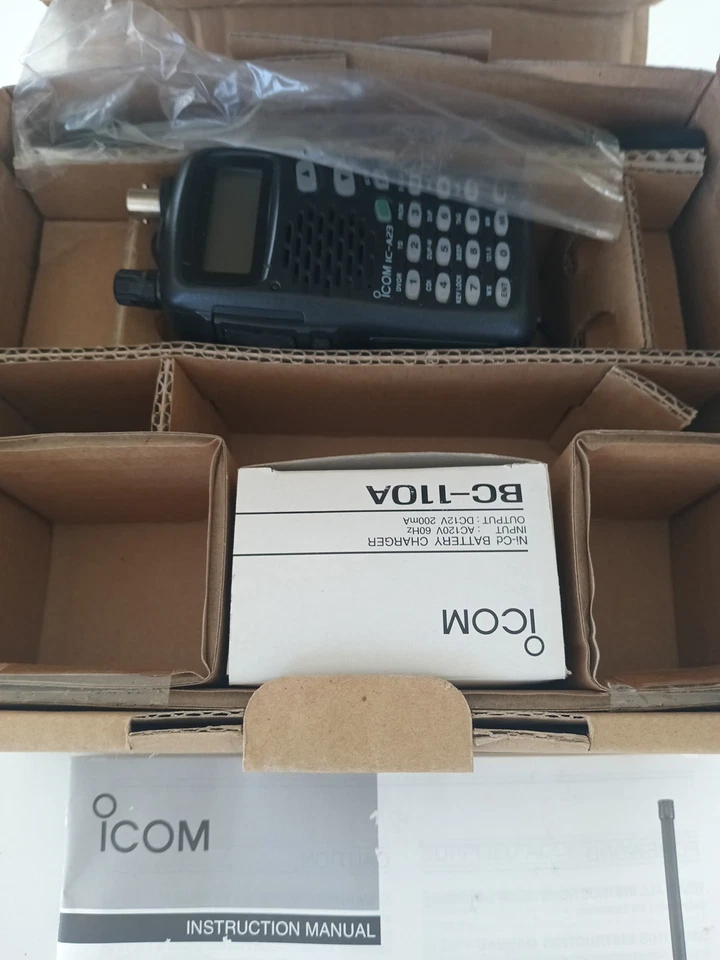 NEW icom IC-A23 VHF AIR BAND TRANSCEIVER SET WALKIE TALKIE CHARGER  & BATTERY - Image 4 of 4