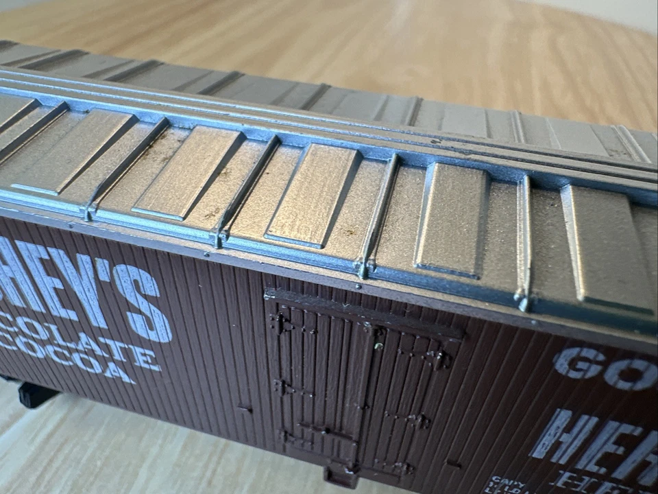 C-7  VINTAGE CLASSIC TYCO HO SCALE HERSHEY’S CHOCOLATE & COCOA 40’ REEFER - Image 3 of 4