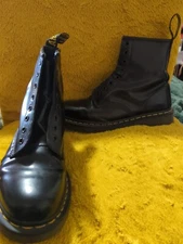 Doc Martens AirWair Boot 11822 Black Leather Smooth Mens 7 Women 8 Combat 8 Hole