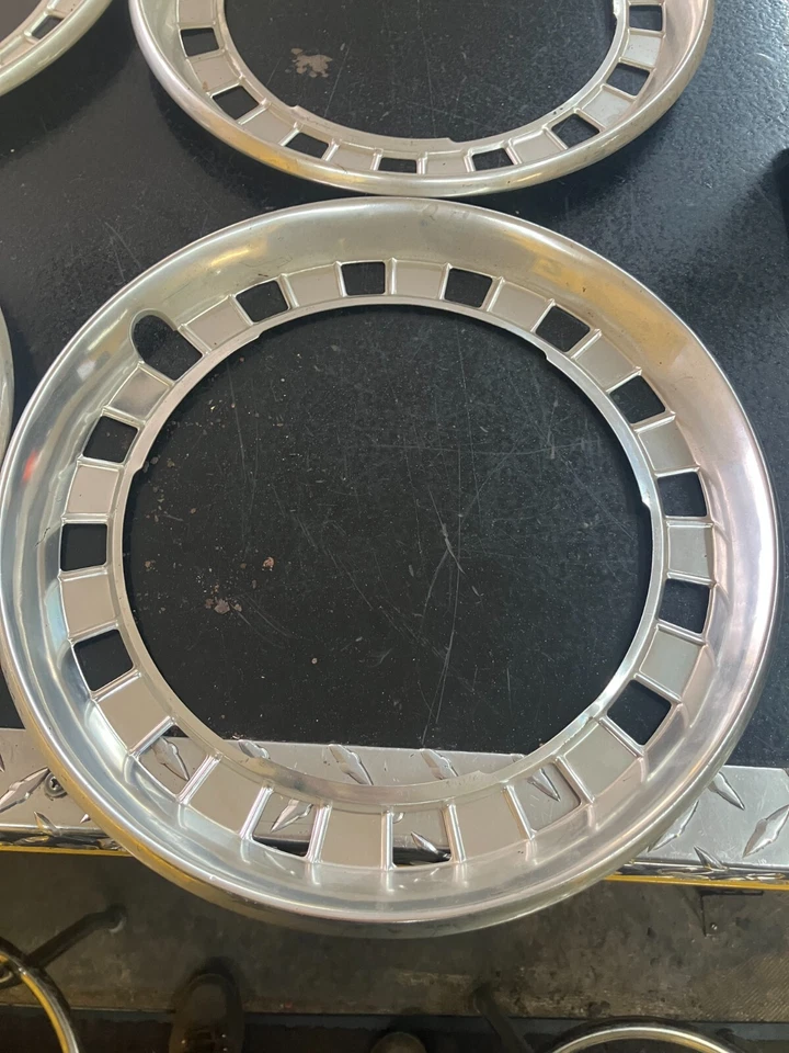 Tapacubos de aluminio para platos para perros Chevy Chevette OEM 1976-80 Foto 4 de 4