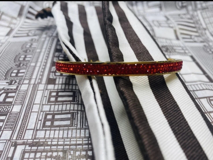 Brazalete ajustado Henri Bendel Rox. Nuevo. En piedras de oro y cristal rojo. Foto 2 de 4