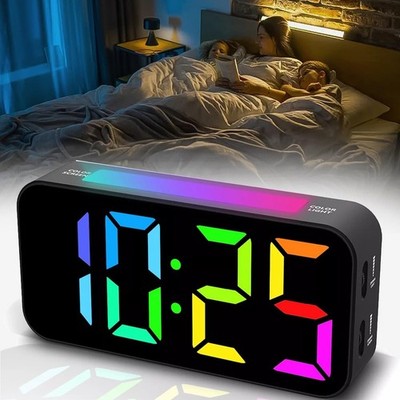 Wecker Digital Nachttisch Uhr USB Alarm Clock mit LED RGB Licht mit Snooze Alarm