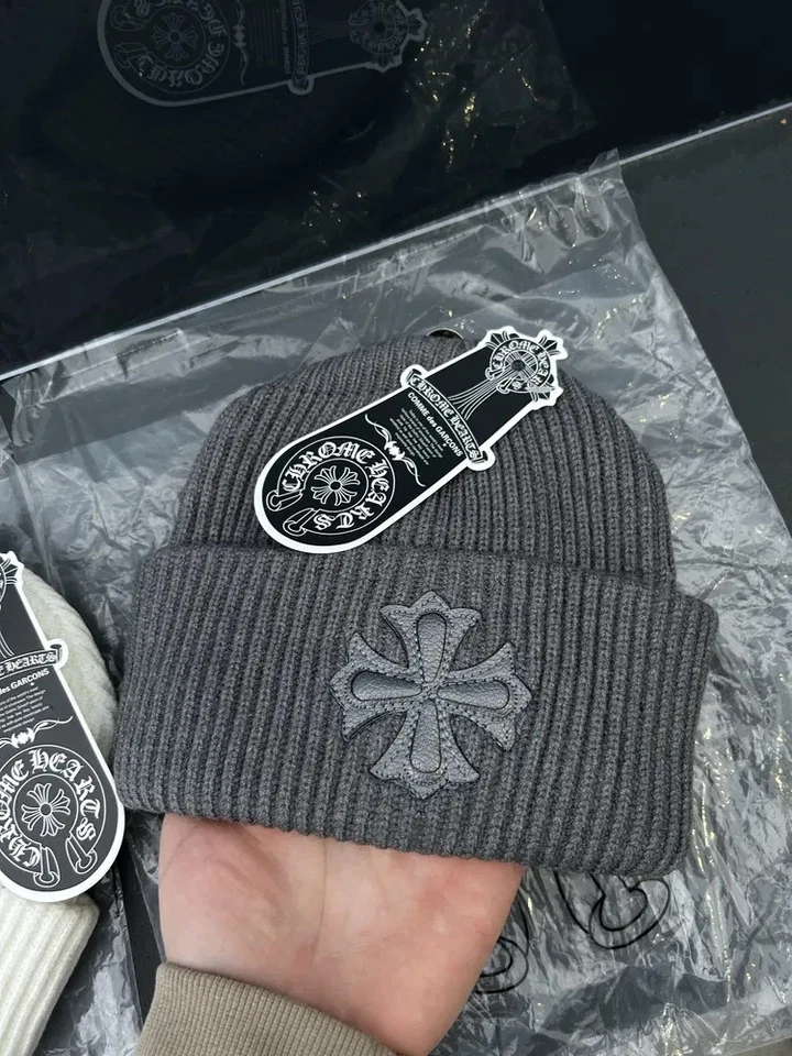 Gorro Corazones Cromados Compartir Gris - Icono de Streetwear, Estilo Acogedor y Audaz Foto 2 de 4