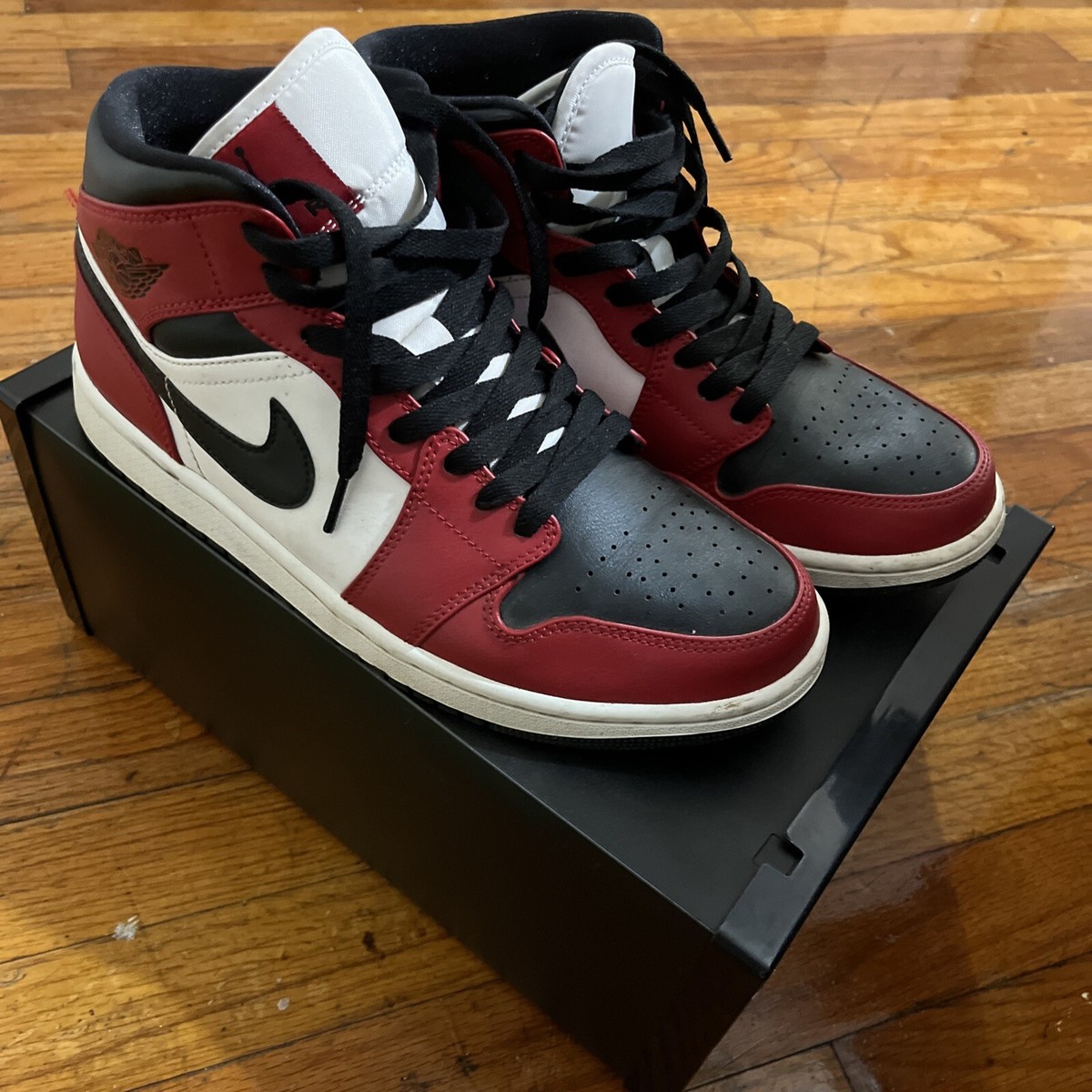 Size 8.5 - Jordan 1 Mid Chicago Black Toe 2020 193658124041  display picture 3