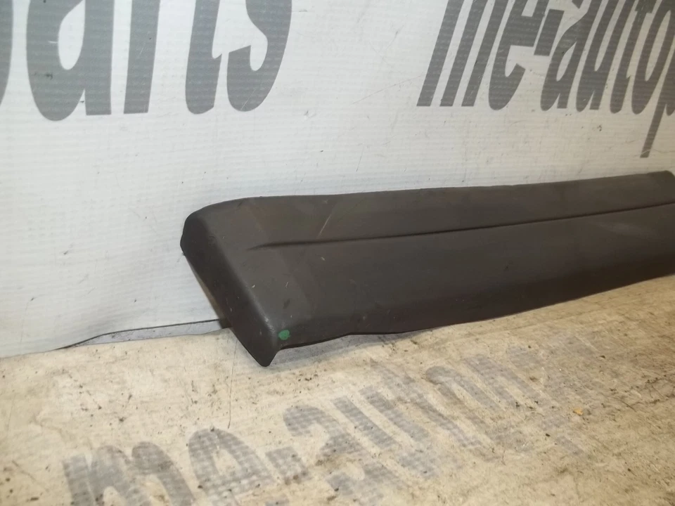 Mercedes-Benz Clase E W124 1986-1989 OEM guardabarros delantero izquierdo moldura inferior Foto 3 de 4