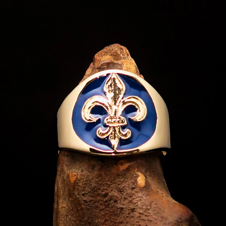 MENS BRASS COSTUME LILY RING FRENCH FLEUR DE LIS SYMBOL, BLUE PINKY RING SIZE 5 - Image 2 of 4