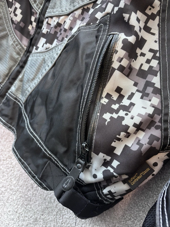 Castle X Switch Snowmobile Jacket Men Medium Black White Digital Camo Shell Only - Image 4 of 4