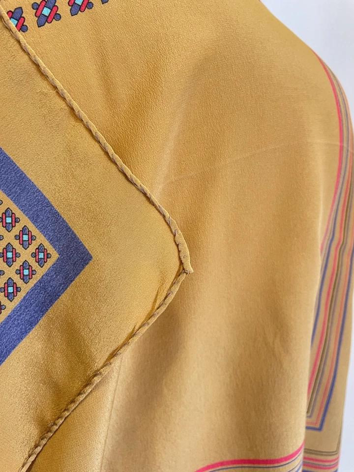 Lenço de seda Y6# Etienne Aigner estampa listrada geométrica ouro mostarda vintage Itália - Imagem 2 de 4