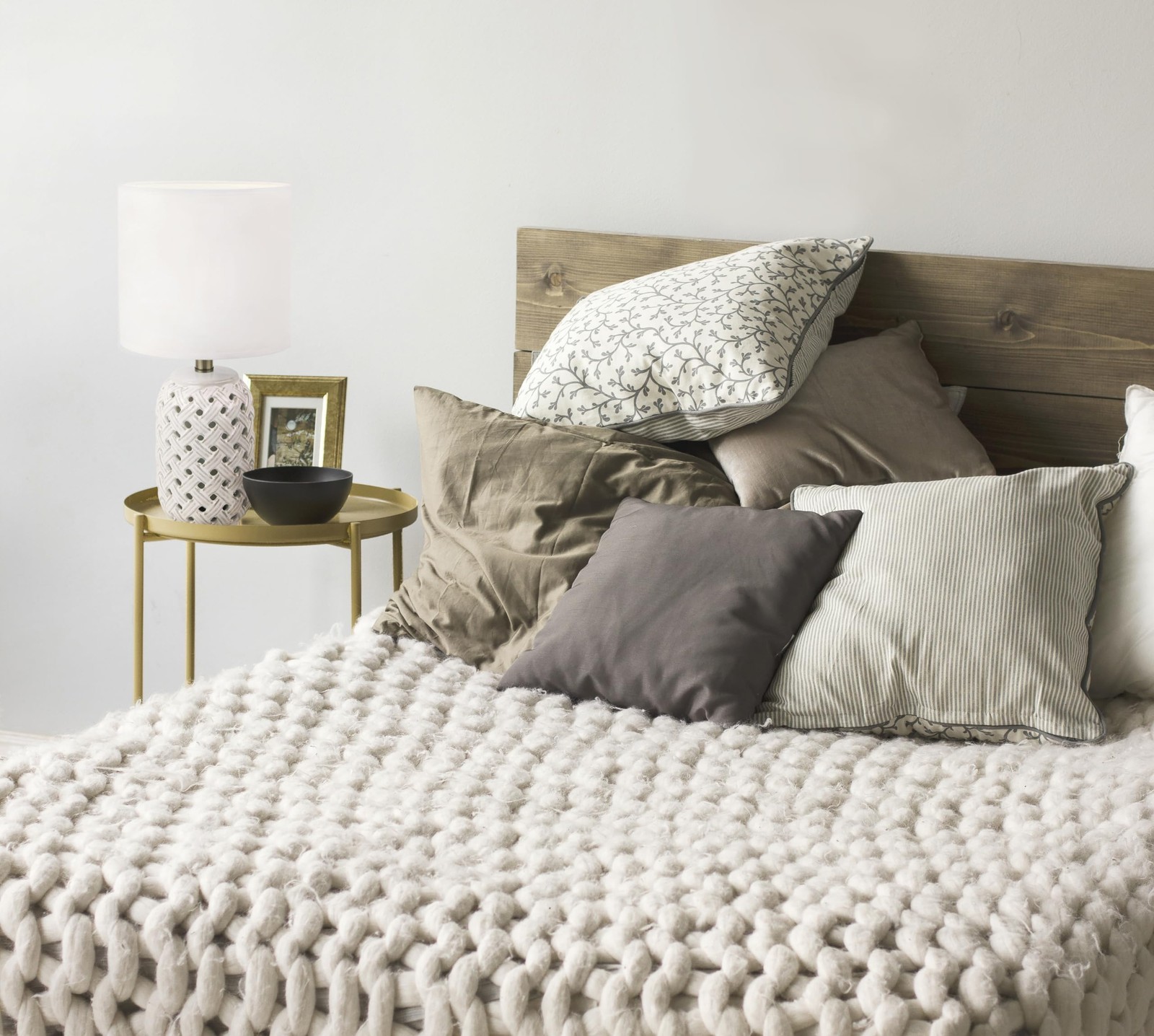 Canarm Luana Table Lamp, 16-Inch Transitional Design in White Finish with On/...