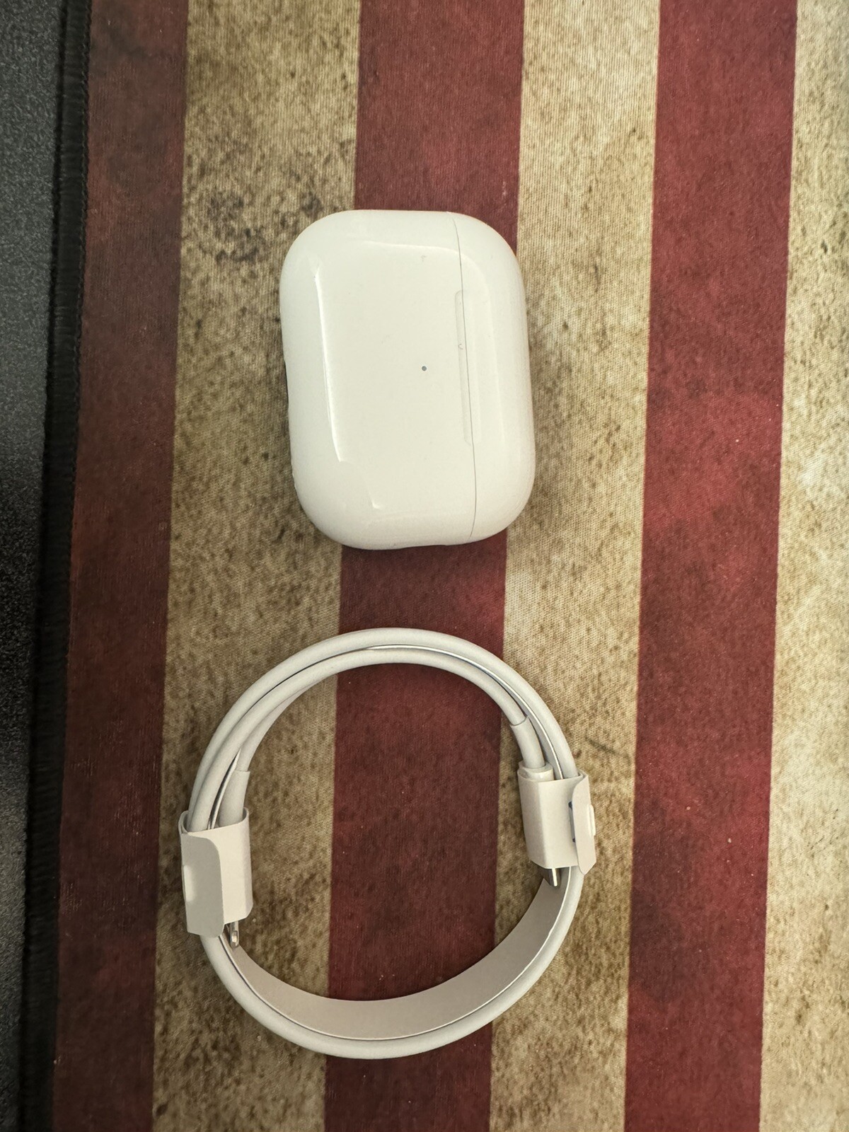 Apple AirPods Pro 2nd Gen Charging Case with Lightning Cable – Original-image