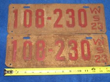 Plaques d'immatriculation WI assorties 1923 crème 14,5' x 5" bon état, quelques rouilles.