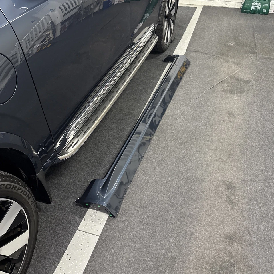 Volvo XC90 2024 alféizar lateral izquierdo y derecho - también conocido como faldón/panel basculante moldeado OEM Foto 3 de 4