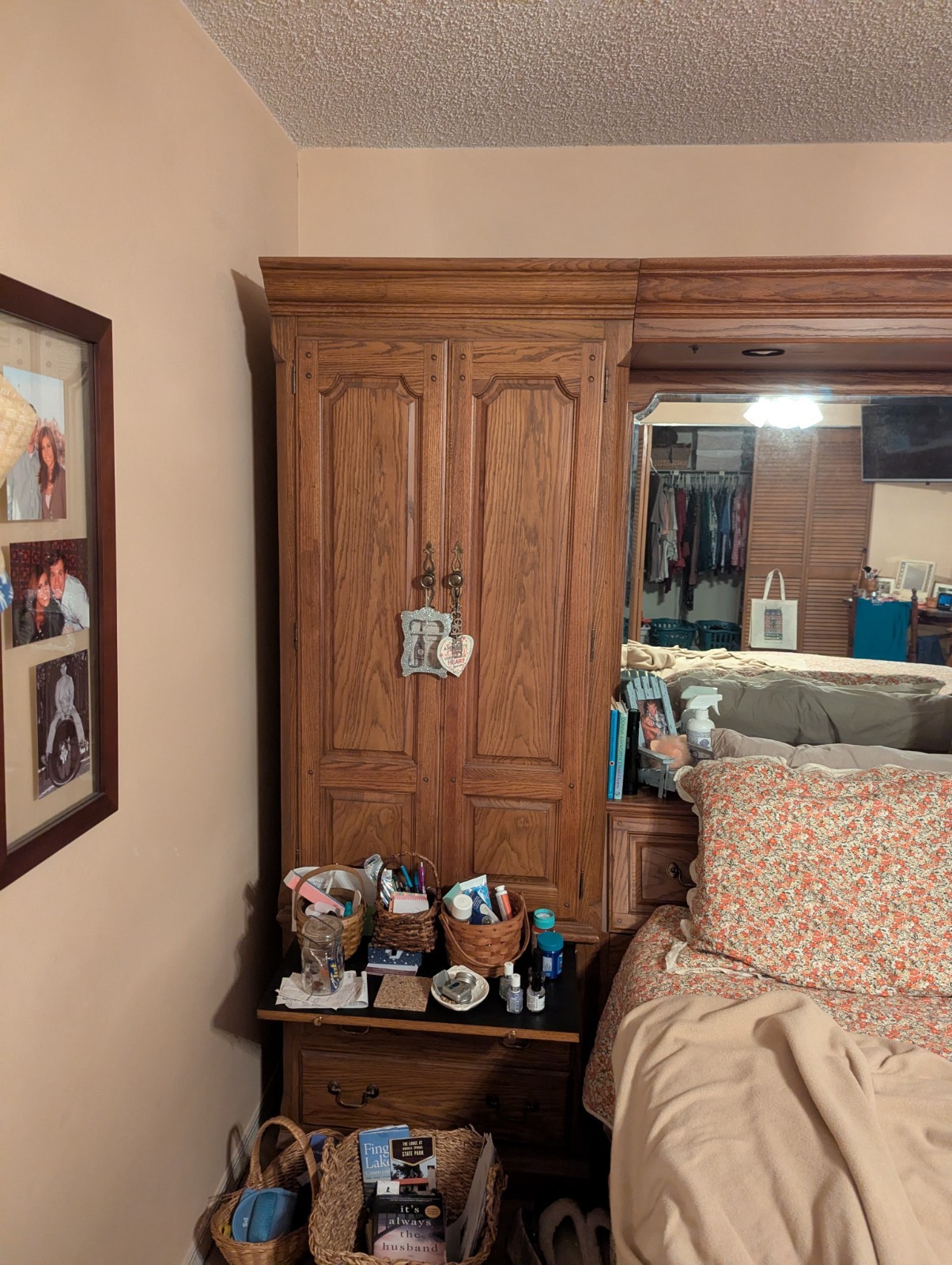 8 Piece Bedroom Set. Thomasville American Oak. Well Made In North Carolina